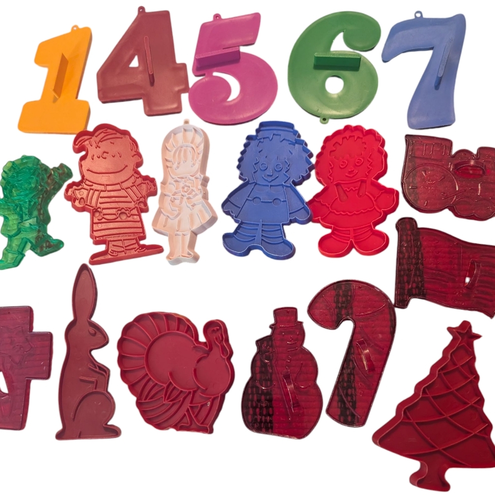Vintage Large Lot Of Cookie Cutters Holiday Hallmark Raggedy Ann Peanuts‎